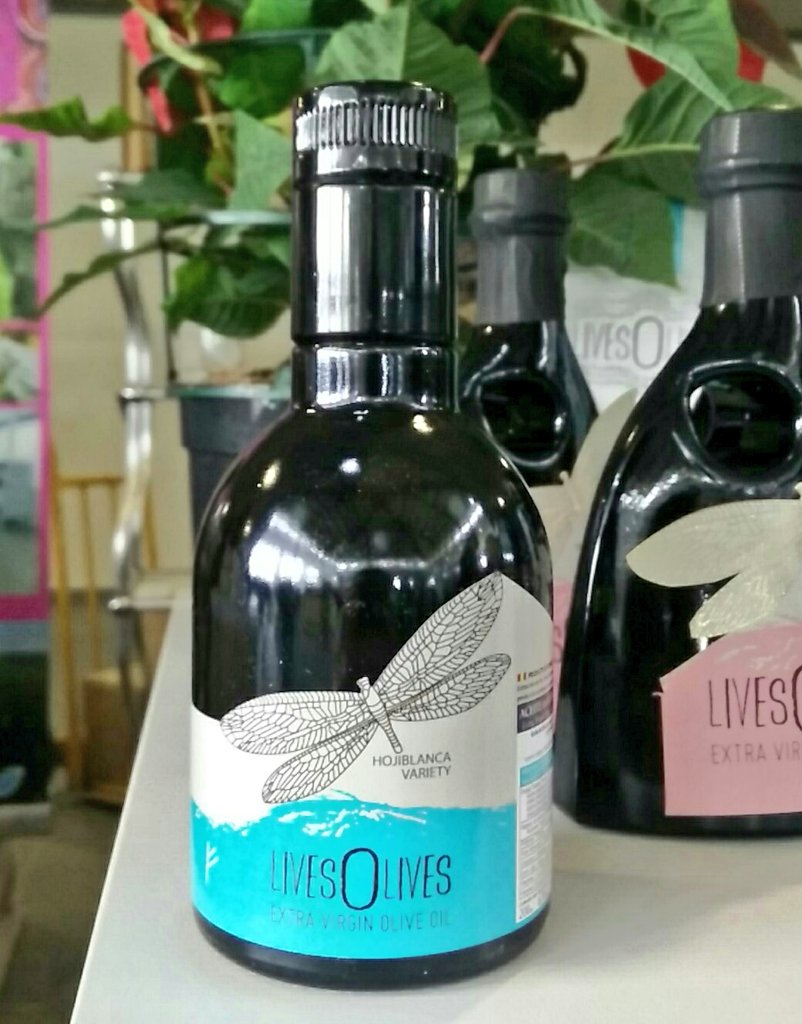 DanielMarfilV's tweet photo. Javier, de @apadrinaTuOlivo, ha tenido todo un detallazo con nosotros. Una botella de #AOVE personalizada! ¡Muchísimas gracias #LivesOlives! https://t.co/Qk68T9eiQ9