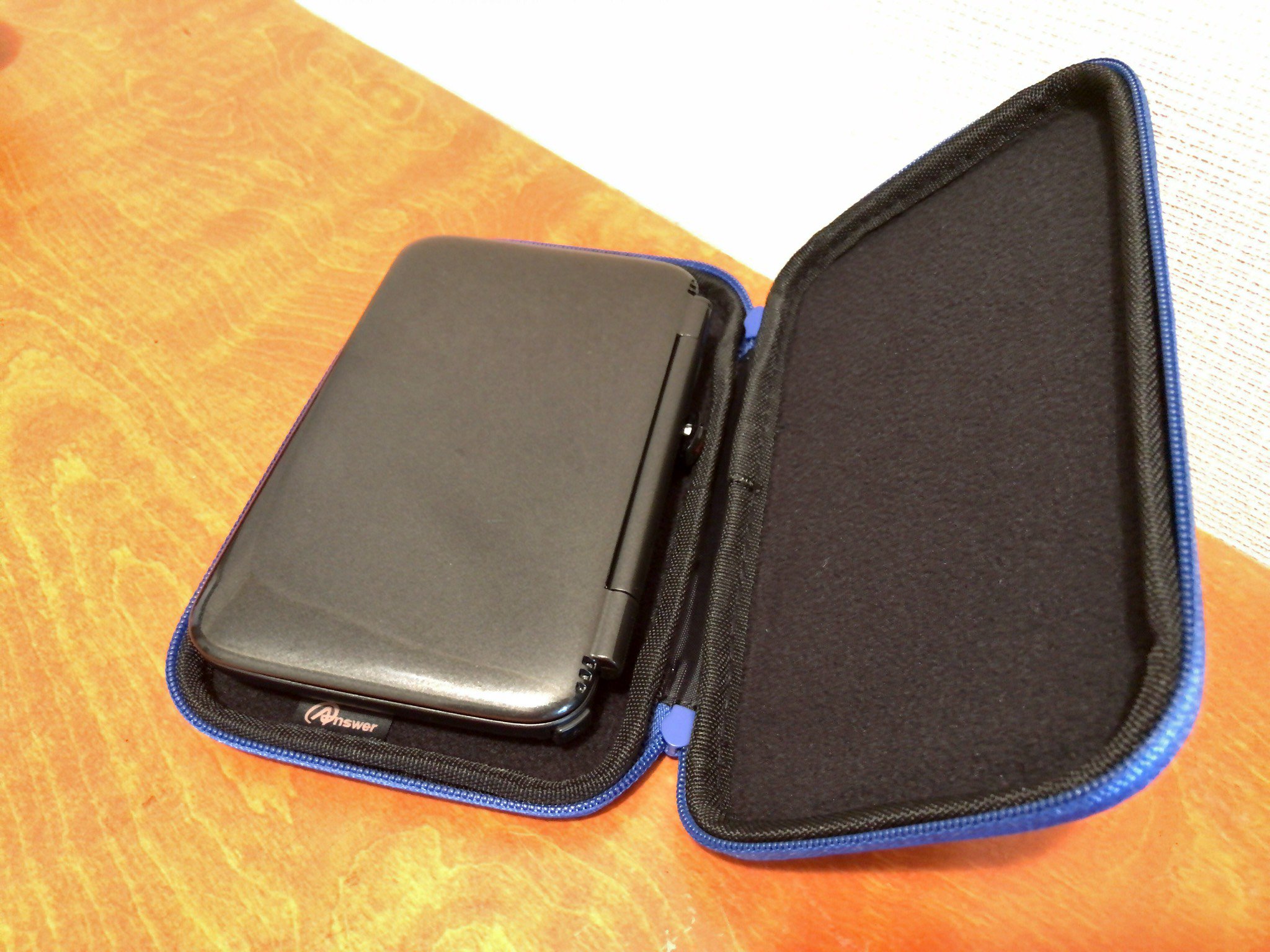 ヮ Tie2 Pa Twitter とりあえず ヨドバシで買ったnew Nintendo 3ds Llのスリムケースにgpd Winを入れなおし Usbメモリを挿したままでも収納出来るし 付属のケースの半分ぐらいの厚みなので 持ち運びやすい 100均のケースは入れやすいけど