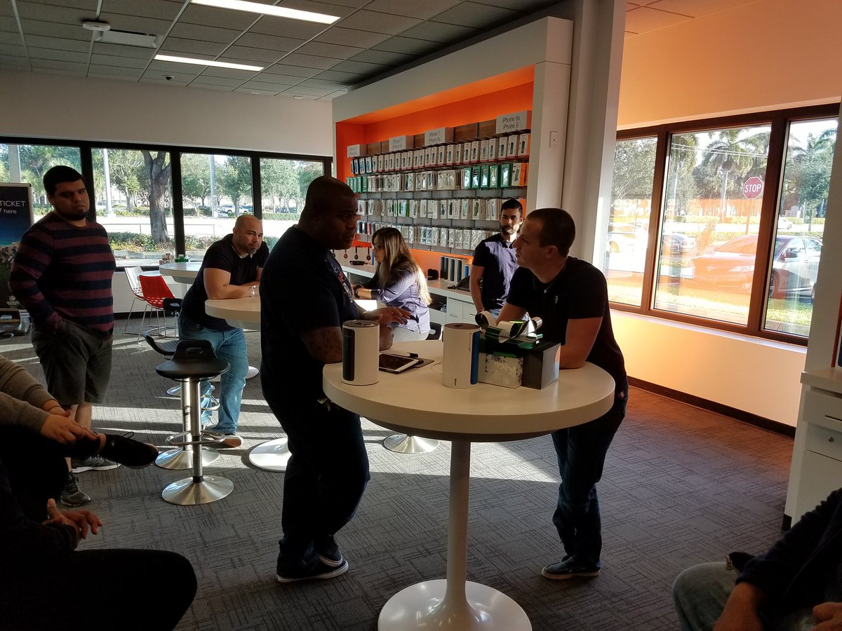 k_christian7's tweet photo. @bruceljonesii and @fede_618 showing us how it's done. Leading by example! #Training #Sales #LifeAtAtt #PinesPlaza https://t.co/WqNpU5OkBJ