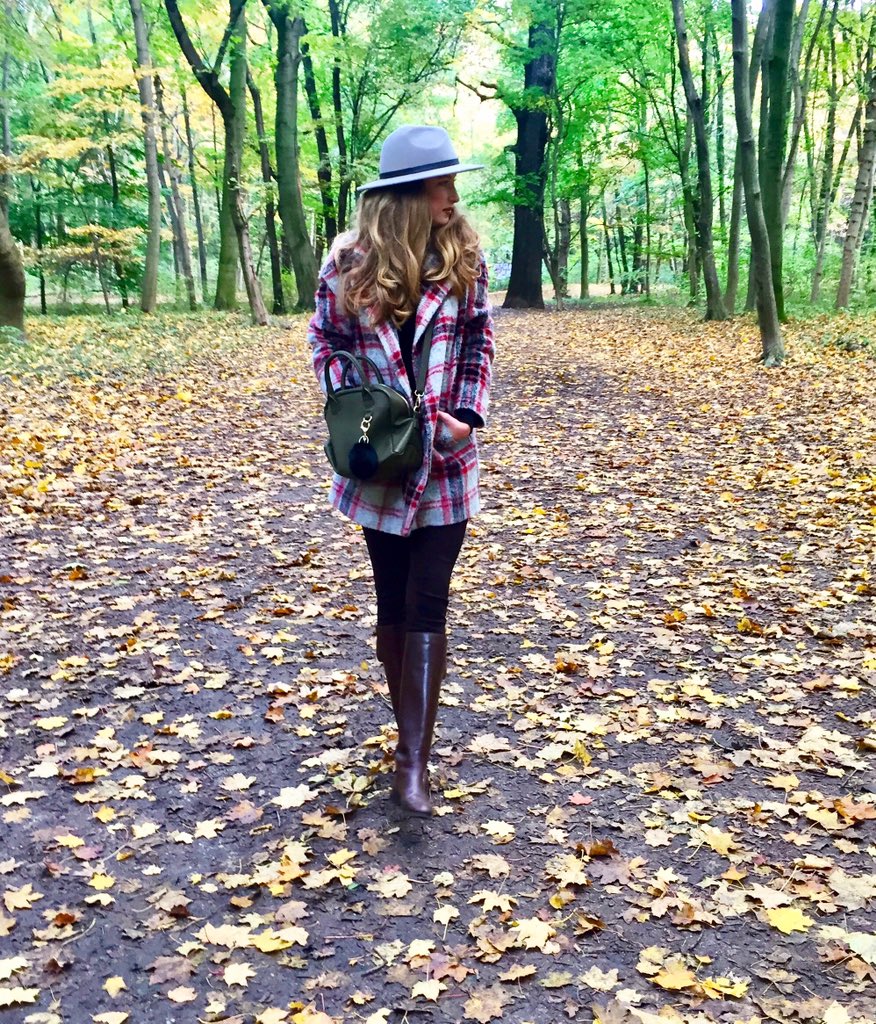 FeedMeNique's tweet photo. And what is your favourite season? 🍁🍃🍂🎃 #cosyweather #fall #autumnwalk #autumn #autumnleaves #cosy #lifestyle #love https://t.co/3IhhMIo4aC