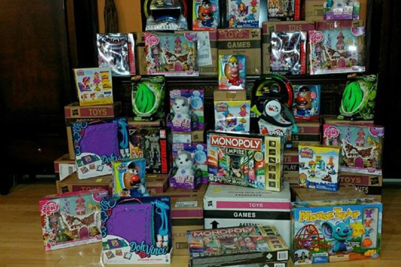 Dec 10th I am hosting a party for kids &amp; will be giving away 100 toys. In need of volunteers and wrapping paper please DM me 
#netde #inwilm