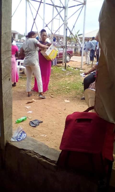 Monshur001's tweet photo. #OndoDecides PU: 28/05/09/002 Oba-Ile Akure North Voters are being served Snacks by APC agents to influence voting decisions.
High service https://t.co/F0OgxIPEFi