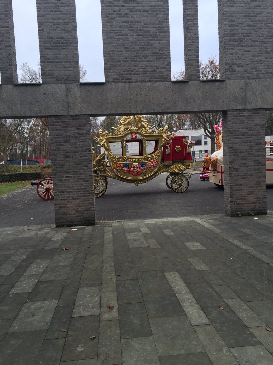 mirjamclermonts's tweet photo. De barones van @Gemeente_Stein heet ons welkom in haar rijk. De koets staat klaar en de hofdames rusten even! @SLVbestjuur #guldenhumor https://t.co/VLYgwCJKfP