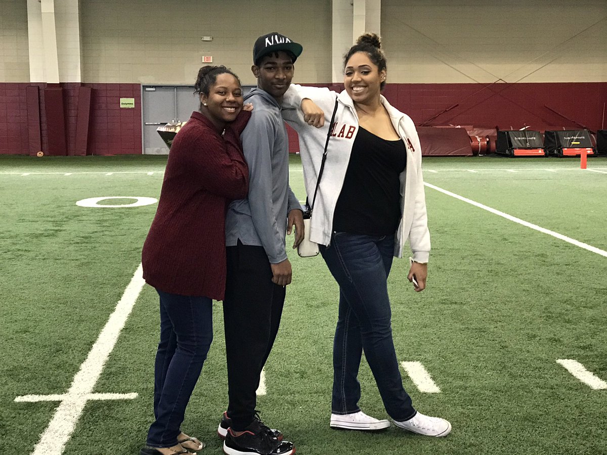 cgrijalva_72's tweet image. #alabama #practicefacility #football #pose #thesethree #myfavoritepeople