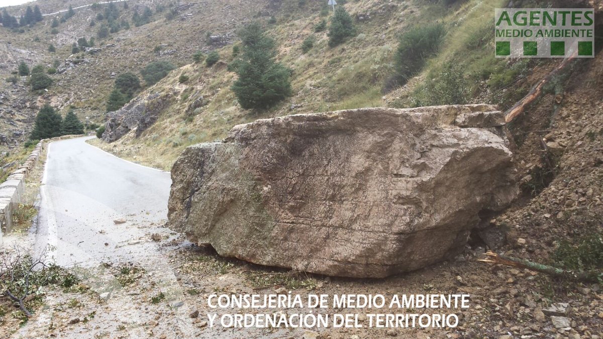 AAMM_And's tweet photo. Carretera de #ZaharadelaSierra a #Grazalema, por el puerto de Las Palomas, en #Cadiz cortada por desprendimientos. #FMA por lluvia. https://t.co/DNaBzoD8Kh