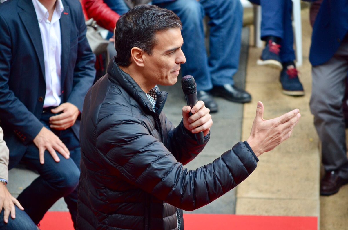 sanchezcastejon's tweet photo. Pido al #PSOE que vote en contra de los presupuestos y del techo de gasto.
#Xirivella #Valencia https://t.co/1BtSRnPIHh