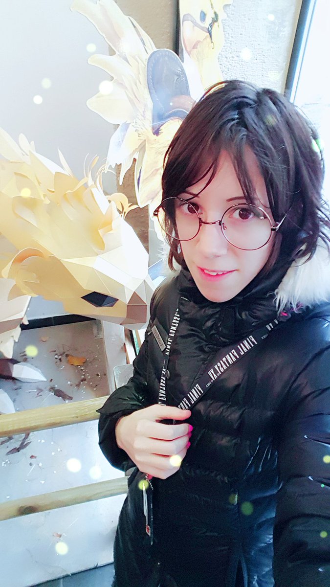 Bahamut_Dragoon's tweet photo. Un Chocobo a essayé de me picorer au #FFXVCenter 😂😘 #FF15Center #SelfieChocobo #ChocoboSelfie #FFXV #Chocobo https://t.co/bWxVtpUMLb