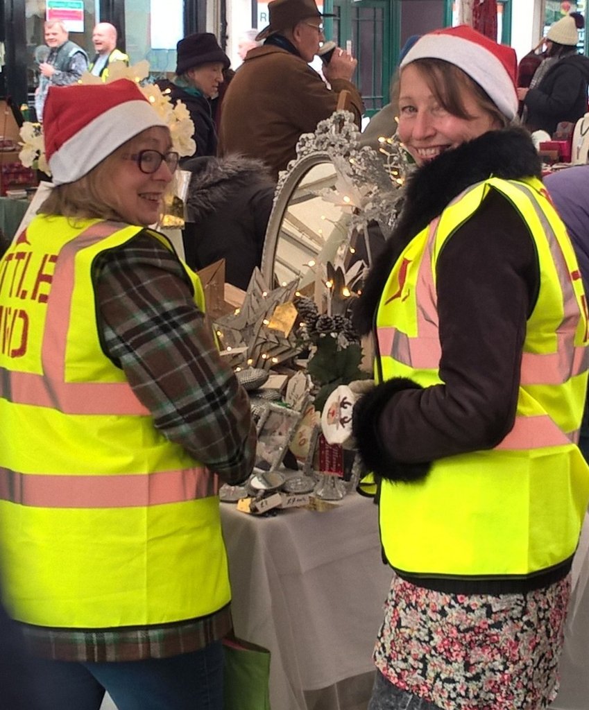 TheHoursBrecon's tweet photo. The @litbirdcreative lovelies flash their high-vis stuff at #BreconWithBellsOn https://t.co/Zz92Mz00vu