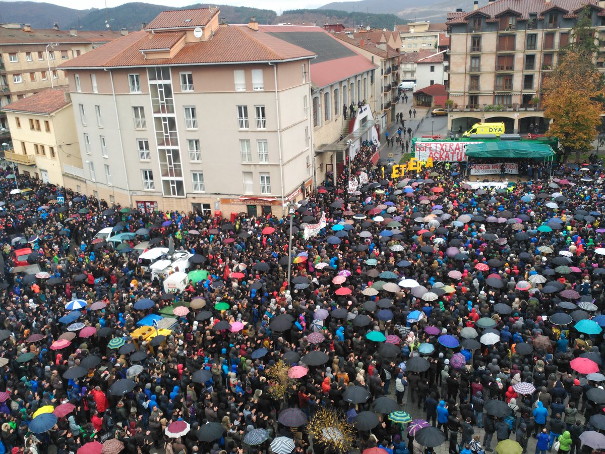 Miles y miles de personas en #alsasua pidiendo justicia y la libertad de las 7 presas. #altsasu