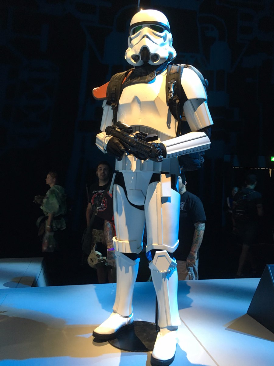 mulderville's tweet photo. Dire qu'en juillet dernier notre site couvrait le @SW_Celebration #Londres et découvrait les costumes du très attendu #SWRogueOne @starwars https://t.co/oMILnEUA3y