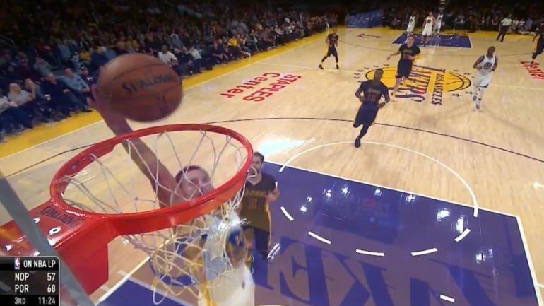 NuMdB's tweet photo. #NBA- Su talento definitivamente es detrás de la línea de 3pts. Chequea como Curry falló ayer este donqueo solo. https://t.co/xBMpDvO7aO https://t.co/wr5sQAvJlV