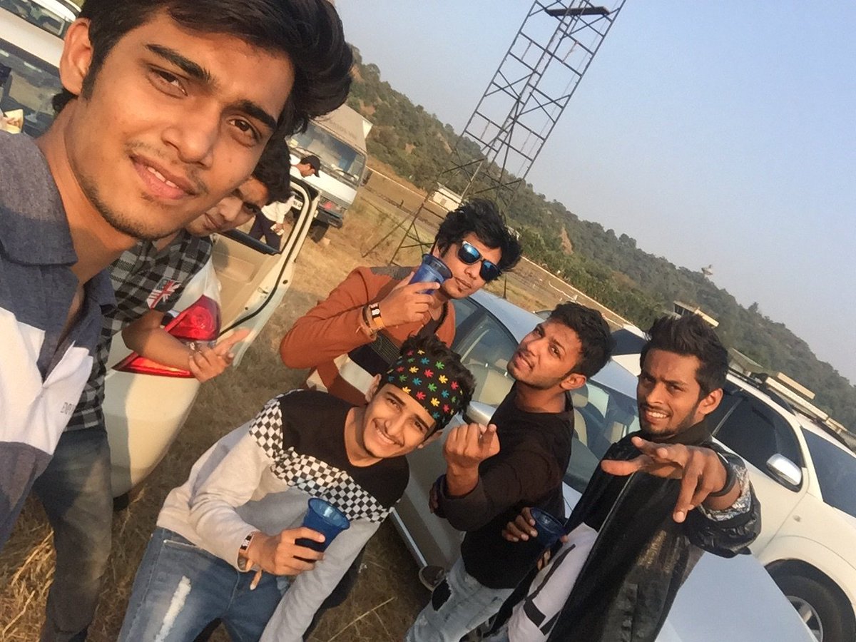 kuunalmehta's tweet photo. @EVCIndia @official_flo 
Throw🔙 #BEVC15 💯✔
My Party Crew😻 coz we never miss any concerts and parties❤
#AEVCFloRidaPartyCrew #AEVC2016
😻✔💯 https://t.co/KevaH8Nqth