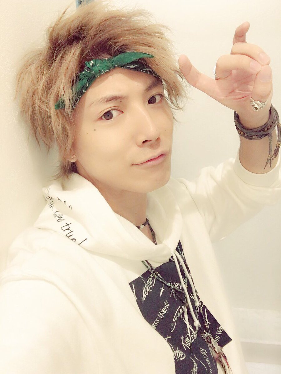 hikisuna's tweet photo. 🌟ひきすなプレゼント企画vol.2🌟

応募条件(画像参照)を満たしてくれた方の中から抽選で『1名様』に、初イベント限定で販売し完売した…

【幻のSLP✖︎KCWコラボパーカー】

をプレゼントします💫
是非参加してねー🍀！

#ひきすな
#SMILOOP
#KCW https://t.co/Xa91Y63haP
