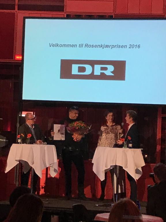 Carlsbergfondet's tweet photo. Stort tillykke til Vincent. F. Hendricks med @P1radio formidlingspris 2016 #Rosenkjærprisen #dkforsk #dkvid #forskdk https://t.co/hXTffjaDzS https://t.co/qnVP3YZYb3