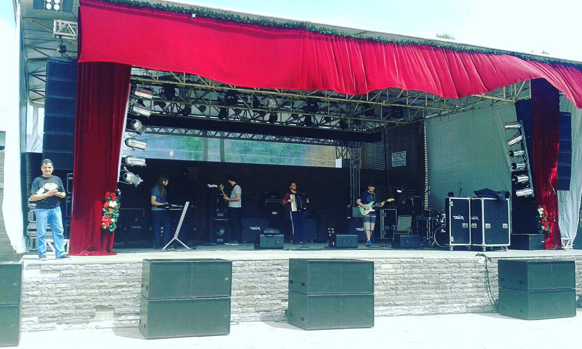 natalemcanela's tweet photo. Desde bem cedinho, o palco da Praça João Corrêa está sendo montado para deixar tudo pronto para nossa grande abertura! #SonhoCanela 😍 https://t.co/kRN2HfhNua