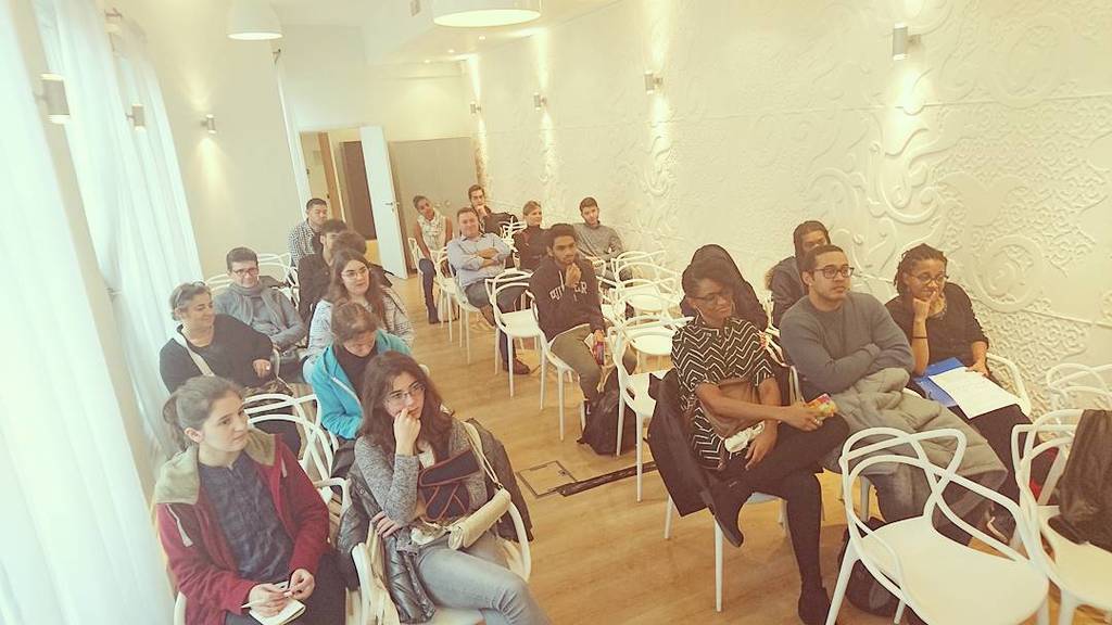 avid971's tweet photo. Master Class 
Graphisme X Design X Arts 
#masterclass #digischool #24hdelorientation #24hO… https://t.co/MLw5yVhitf https://t.co/rjyO2FNJRN