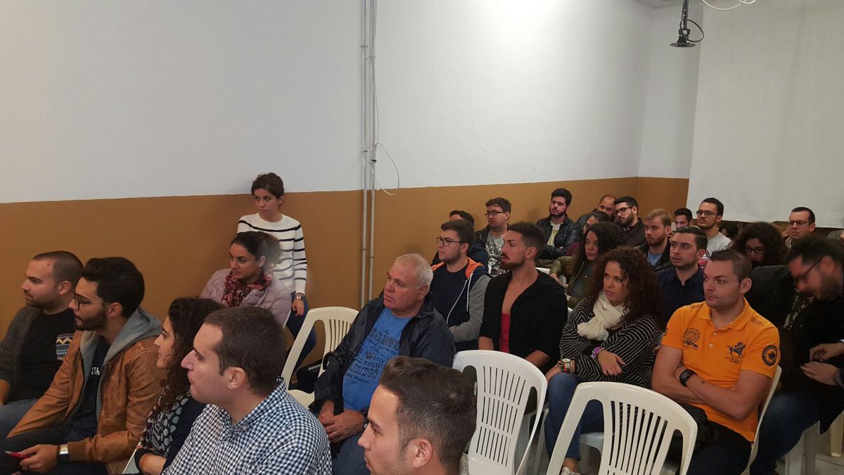 JSGranCanaria's tweet photo. Lxs ponentes responden ahora a una nutrida ronda de preguntas de lxs asistentes 👏 #EDO2016 #EDOTemporal https://t.co/wPXRTqGHgz