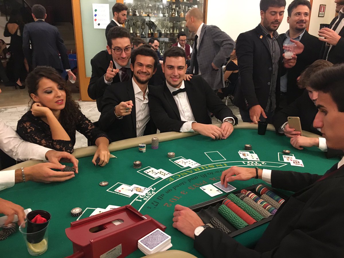 RotaractPompei's tweet photo. Presenti alla"Serata Casinò"del Rotaract Torre del Greco: una raccolta fondi per acquistare dei defibrillatori per le scuole locali. #d2100 https://t.co/y2KaK6EGQa