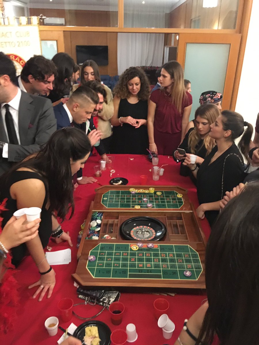 RotaractPompei's tweet photo. Presenti alla"Serata Casinò"del Rotaract Torre del Greco: una raccolta fondi per acquistare dei defibrillatori per le scuole locali. #d2100 https://t.co/y2KaK6EGQa