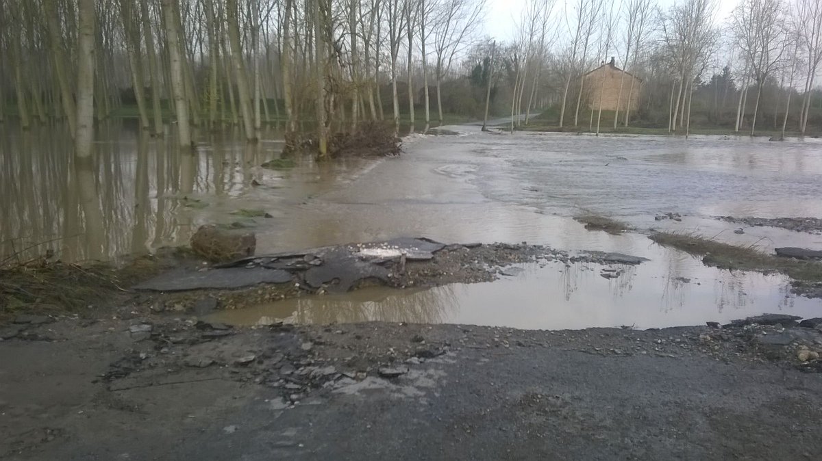 PCProvAL's tweet photo. La piena, in calo, del fiume #Po all'altezza di #PievedelCairo alle ore 12:17 del 27 novembre 2016. https://t.co/CWposM5yoi