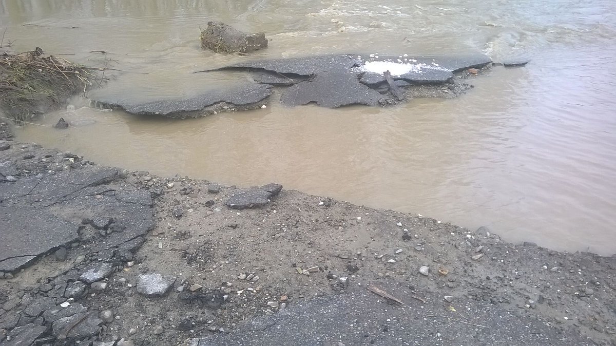 PCProvAL's tweet photo. La piena, in calo, del fiume #Po all'altezza di #PievedelCairo alle ore 12:17 del 27 novembre 2016. https://t.co/CWposM5yoi