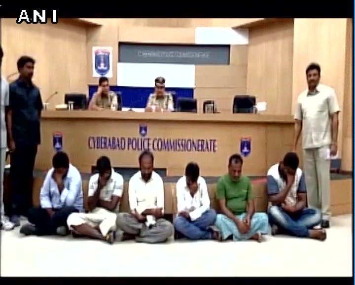 ANI's tweet photo. Hyderabad: Counterfeit Rs 20, Rs 50, Rs 100 and Rs 2000 notes worth more than Rs 2 lakh recovered; 6 arrested. https://t.co/UfrDdZT7iZ