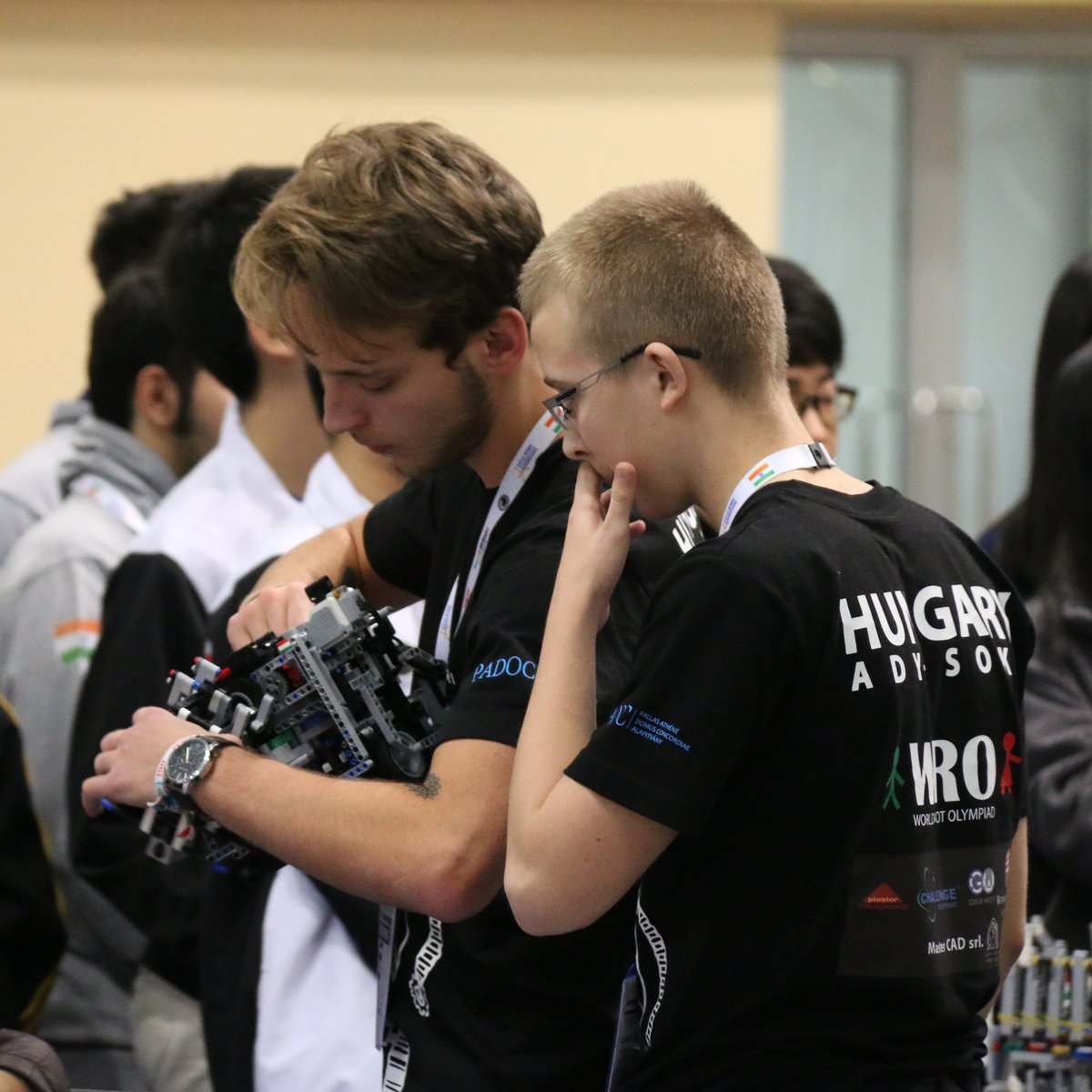 Az Ady-SOKK csapat készülődik a robotmenet előtt. (RC - Regular Category, Senior korosztály) #wro2016