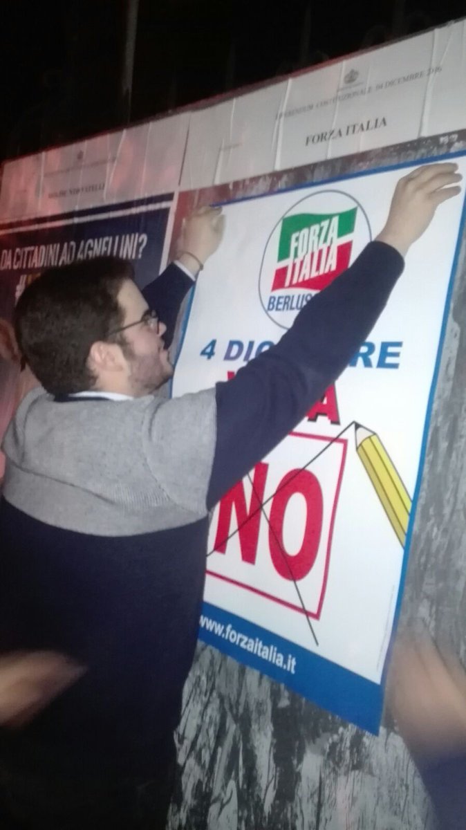 LiguriaFiG's tweet photo. Ieri sera affissione per il #No al #referendumcostituzionale! @marco_vignola @FraDemurtas @GBDeCian @TommyGiaretti @RobBagnasco https://t.co/8wM8T0nvdu