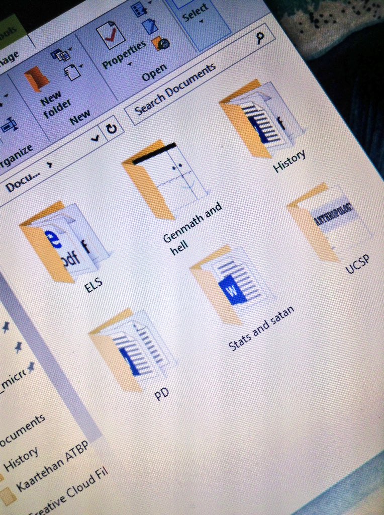 collantesbowee's tweet image. Just casually organizing my laptop until... 

#help #genmath #stats