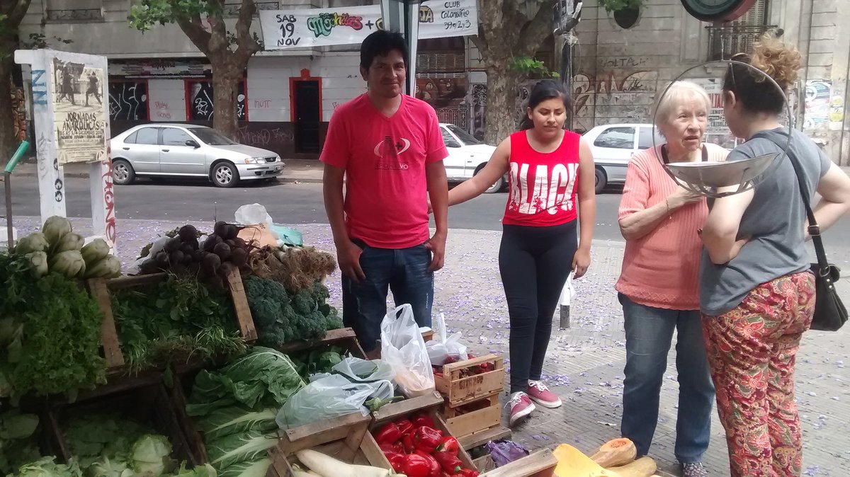 JPVLaPlata's tweet photo. Te esperamos en el #MercadoPopular con el #Jacaranda en flor y el recuerdo de #Fidel #HastaLaVictoriaSiempre https://t.co/8Ns6cpT47R