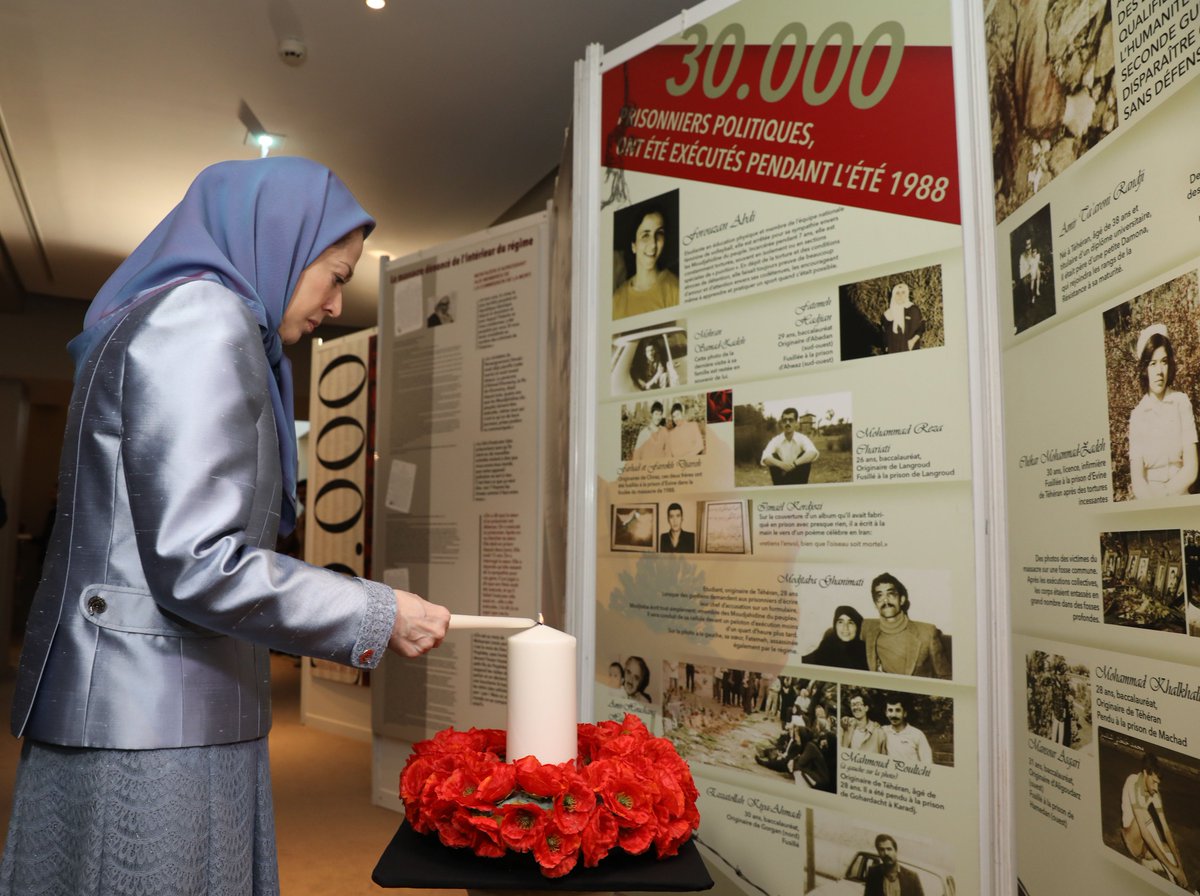 Maryam_Rajavi_P's tweet photo. ادای احترام به شهدای قتل عام سال ۱۳۶۷ در سالن موتوالیته –پاریس ۲۶ نوامبر ۲۰۱۶
#ایران
#1988massacre
#Iran https://t.co/zyI8AmdWbK