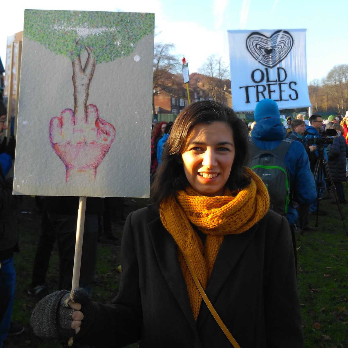 NatJohnsonband's tweet photo. Excellent turnout today. Here's what I say to scc & amey et al @SaveShefTrees #SaveSheffTrees #LodgeOut https://t.co/7lsTlYmE1r