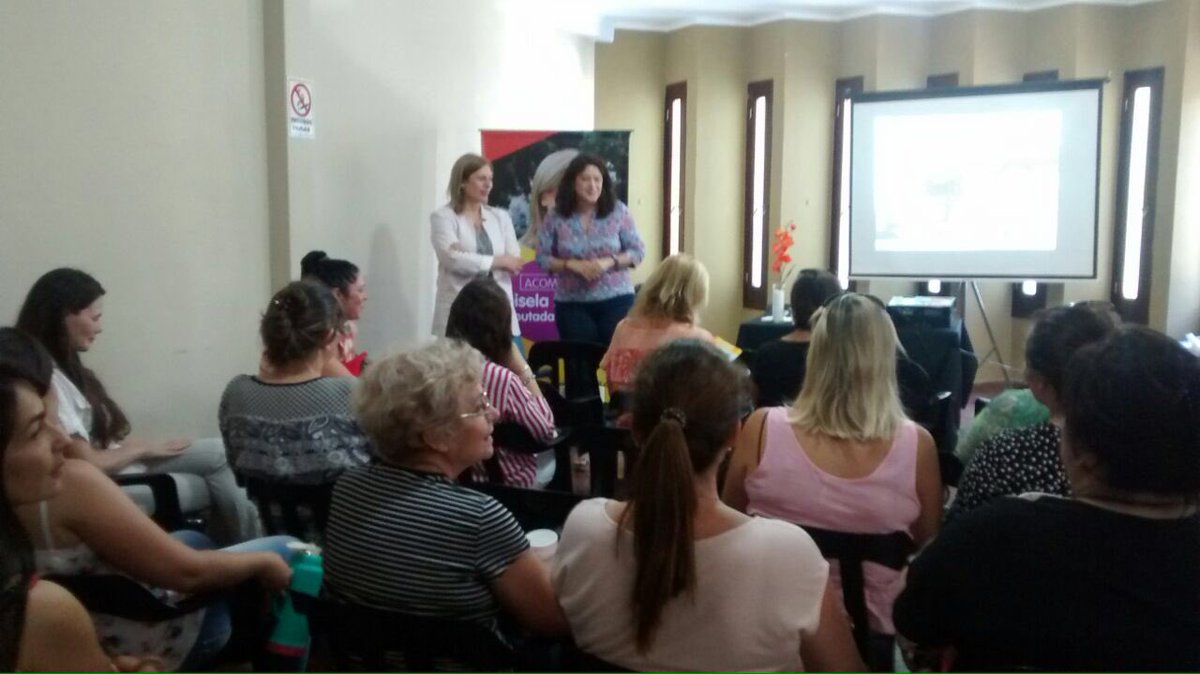 GiScaglia's tweet photo. Con @PMitre y las mujeres de #Vera charlando sobre los desafíos actuales del género. Si nos unimos somos imparables! 👩🏽🙋🏼👱🏻‍♀️👵🏼 https://t.co/nQBLLeqG9c