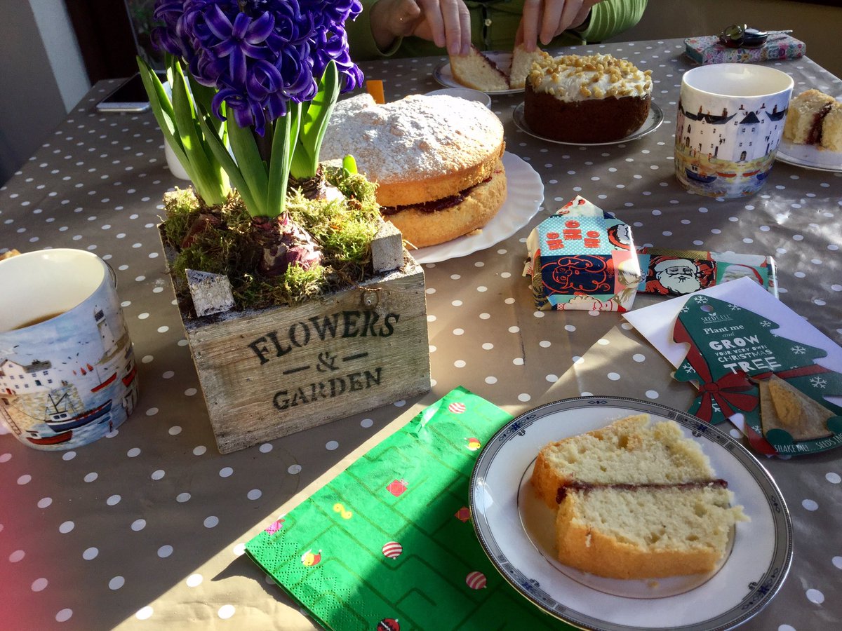 💝📚🎄Delicious cake, coffee &amp;Christmas catch-up with with the awesome <a href="/hoosbookfest/">Hooskidsbookfest</a> team &amp; thanks lovely @lizxstratton @CAllwright <a href="/readingj/">Reading Journal</a> ✨