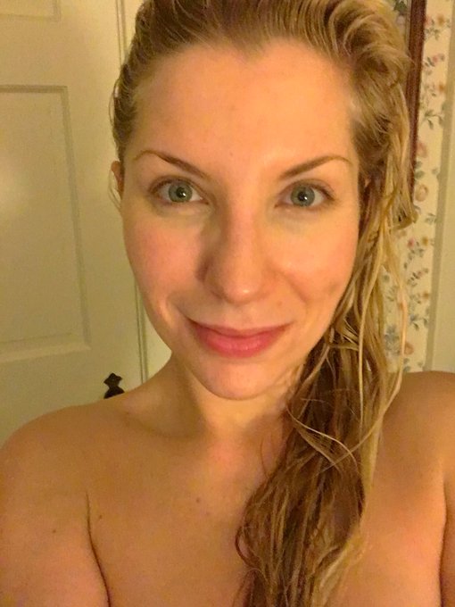 Good Morning Lovers #Wet #nomakeupselfie 😘💋 https://t.co/s7LIhEYr1S