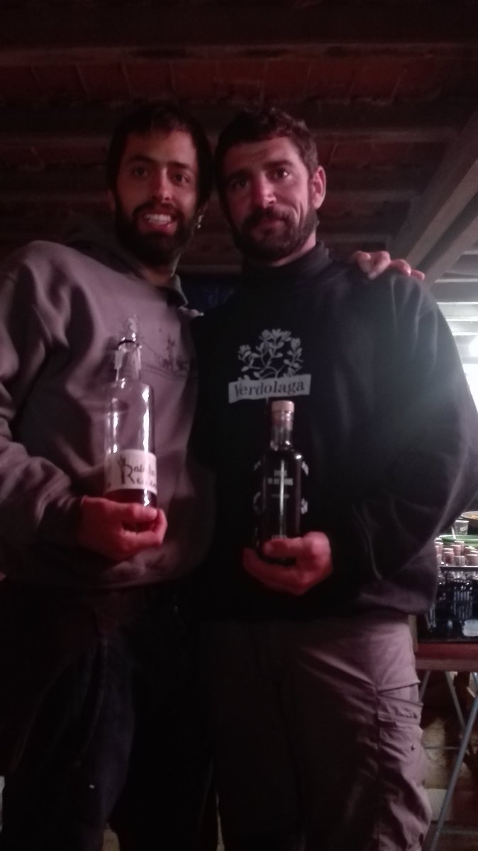 PerGarriga's tweet photo. El que l'alcohol uneix, que l'amistat no ho separi @RatafiaRemences @TresCadires @quimpr #ARBECA cc @AngelPortet https://t.co/pzYUdm8tY7