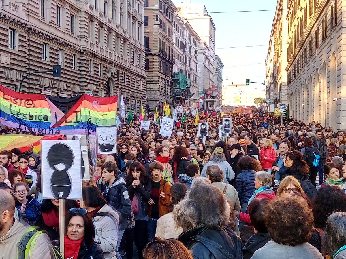 CommuniaRoma's tweet photo. In 200mila contro la violenza sulle donne! Le strade sicure le facciamo noi! #nonunadimeno #26Novembre LIVE: https://t.co/Ixl8JoPqr1 https://t.co/ViNLmdb4rp