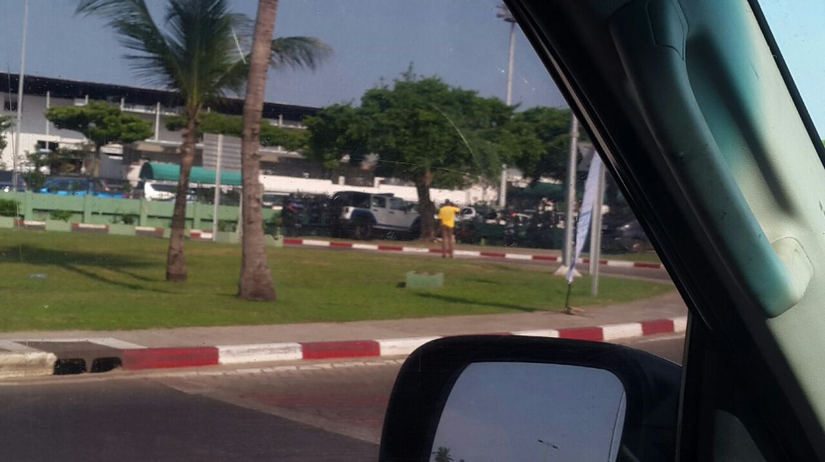 Valouz's tweet photo. Au #Gabon , être habillé en jaune c'est devenu un motif d'arrestation.
Vive la démocratie et vive la liberté https://t.co/zstEkyX9uJ