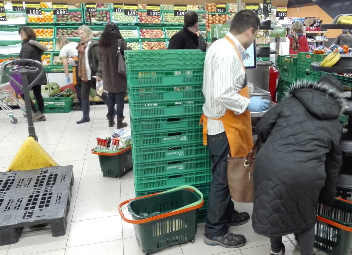 fesbal_org's tweet photo. GRACIAS a todos los trabajadores que en hipers, supers y centros comerciales se esfuerzan para una exitosa @GranRecogida de #alimentos 2016. https://t.co/f8FaDSM97q