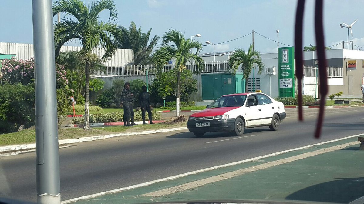 Valouz's tweet photo. Au #Gabon , être habillé en jaune c'est devenu un motif d'arrestation.
Vive la démocratie et vive la liberté https://t.co/zstEkyX9uJ