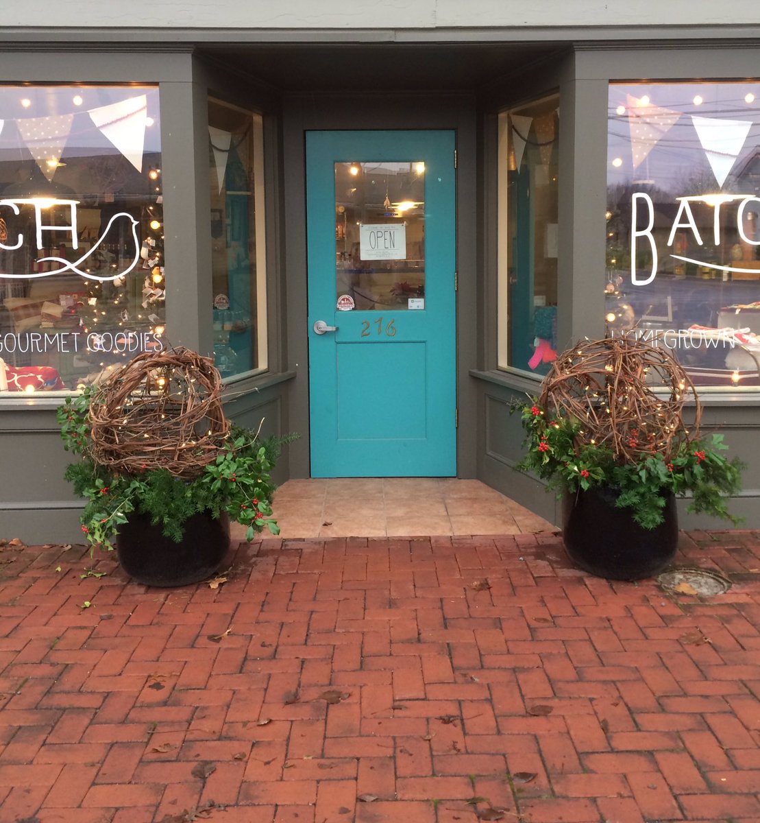 HomemadeAtBatch's tweet photo. We are living the dream in our small town on this #SmallBusinessSaturday. Hope. See all your smiling faces https://t.co/6YMGTyXyud