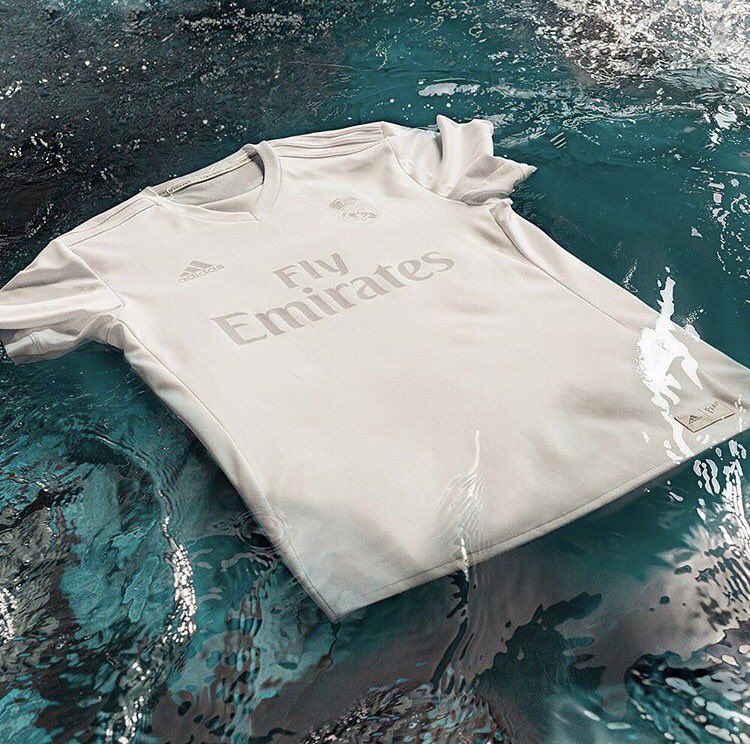 BEC_SUSTAINABLE's tweet photo. Propuesta sostenible del @realmadrid y @adidasCO con su nueva indumentaria hecha con botellas plásticas. Una #actitudBEC https://t.co/Ti20qHcUlD