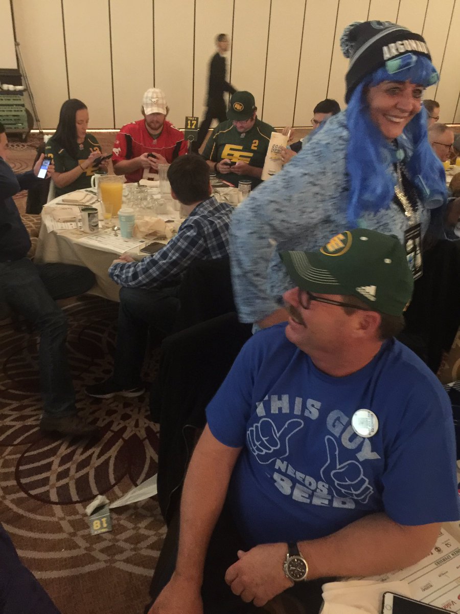 estrength_'s tweet photo. Table 18 is playing tricks on her #someonehelplousie #spirityeg https://t.co/uMon1nmikx