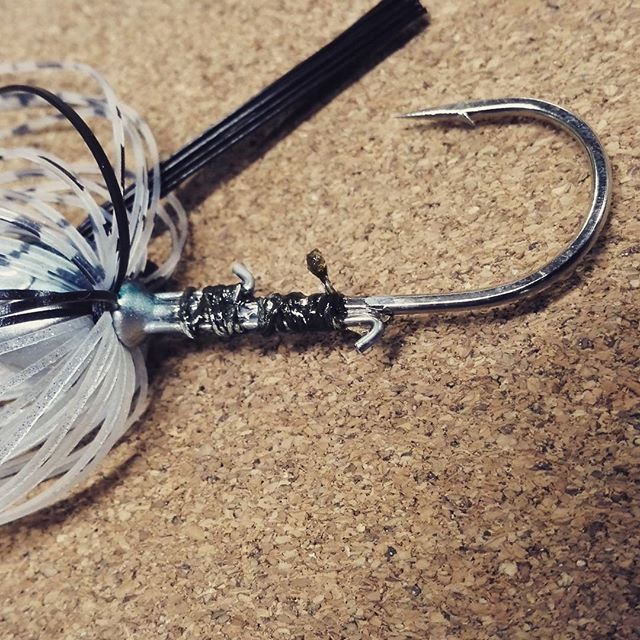 ken_d_s's tweet photo. お手軽フックキーパーチューン、試してみました… #hookkeeper #極太PEをテキトーに巻くだけ #最後はアロンアルファで固定 #確かにキープ力UPする気が… https://t.co/YsqKJIansZ https://t.co/Vp0DtHTRx1