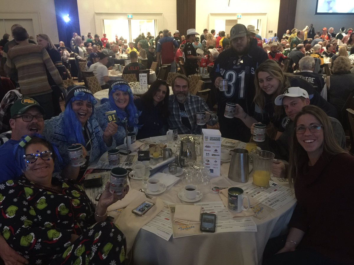 estrength_'s tweet photo. Table 18 has more spirit than table 17 #spirityeg #table17issober https://t.co/lUB5kiXIyv