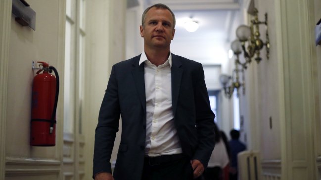 Cooperativa's tweet photo. Felipe Kast: Me choca que la Presidenta aplauda a un dictador como Fidel Castro https://t.co/oCcggTFNcA https://t.co/naO4pXRnaJ