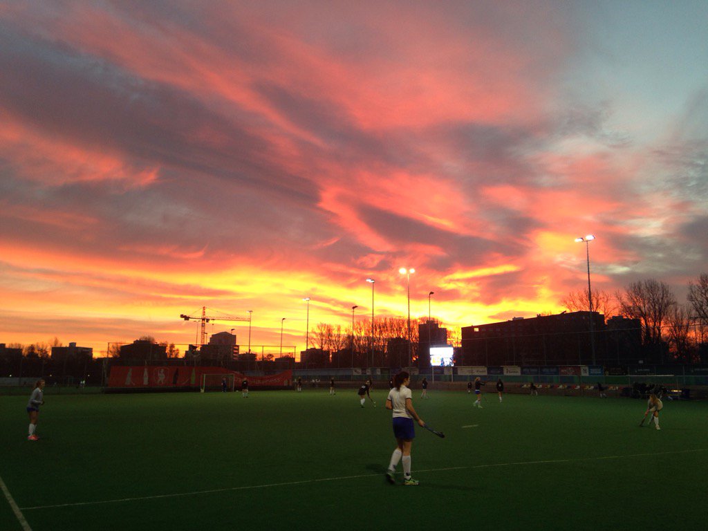 Mooie zonsondergang voor het begin van de wedstrijd om te fluiten <a href="/rhvleonidas/">rhvleonidas</a>
