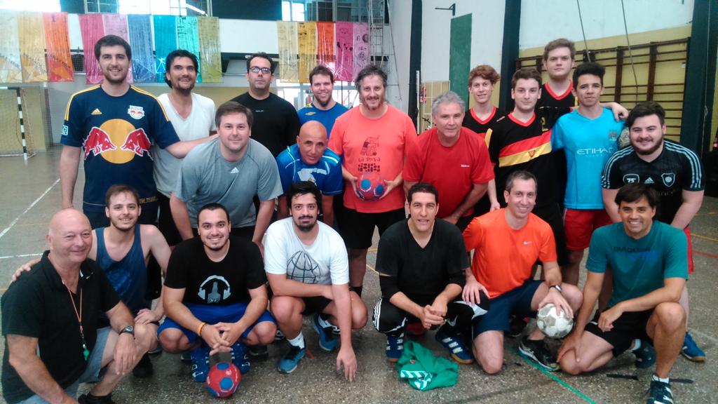 ROMANBRAVO10's tweet photo. Handball con los ex Inst. San Román. Nombres ilustres: Lazo, Raffo, Tula, Taglienti, Portomeñe, Bravo (X2), Martín... #DeportesEnElRecuerdo https://t.co/GoTGijwJOk