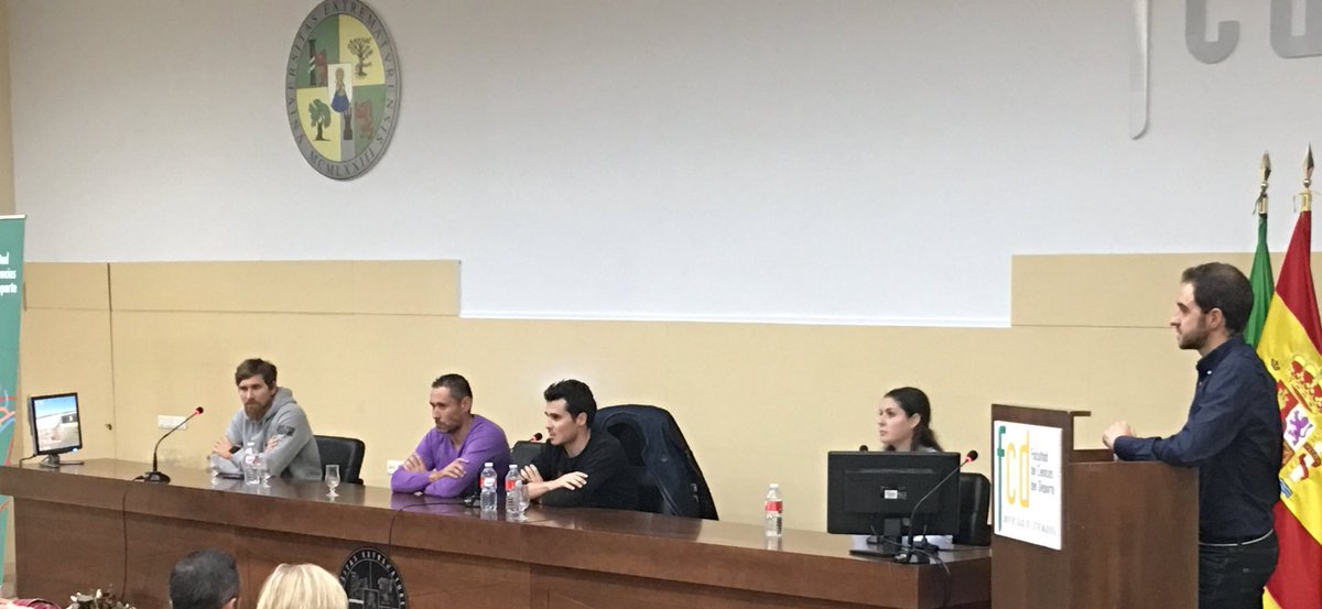 golcina's tweet photo. Mesa Redonda de clausura. @jesussanchezbas @cdsunn00 @Jgomeznoya @Carmentripla Jornadas deporte alto nivel @fcd_uex gracias a @DiputacionCC https://t.co/1eHdRZ9kDr