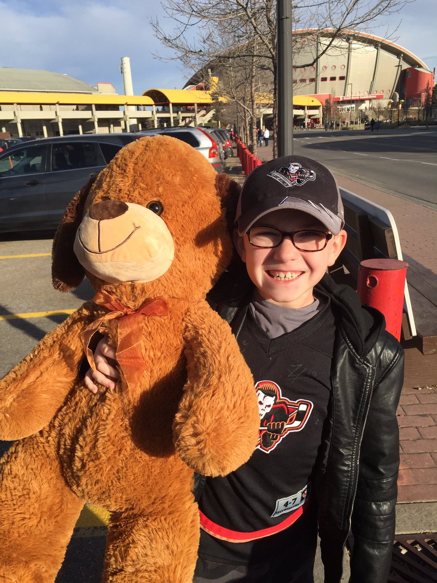 TheFreakie1's tweet photo. T-Bone is ready to toss this big guy at the #TeddyBearToss @WHLHitmen https://t.co/1vdKOm5Xsi